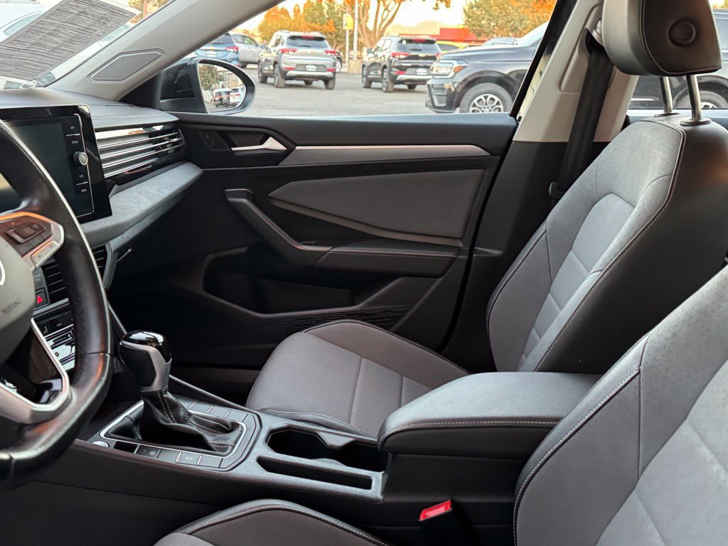 Used 2025 Volkswagen Jetta SE FWD image 12