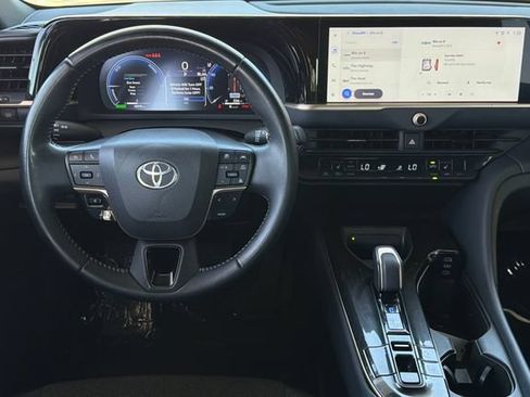 Used 2024 Toyota Crown AWD/4WD image 17
