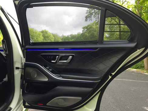 Used 2022 Mercedes-Benz S 580 4MATIC Sedan w/ AMG Line Package image 24