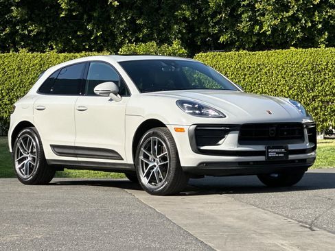 Certified 2025 Porsche Macan AWD/4WD image 10