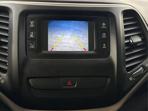 Used 2017 Jeep Cherokee Latitude AWD/4WD image 34