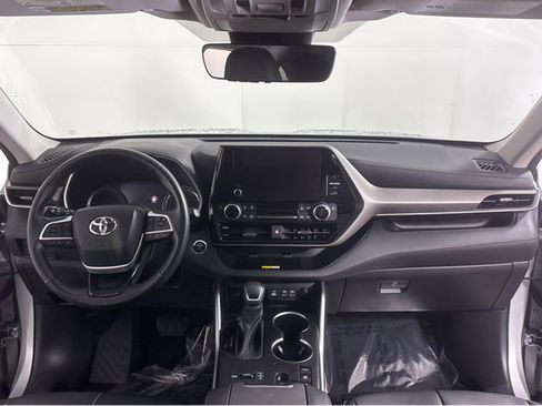 Used 2023 Toyota Highlander XLE image 4