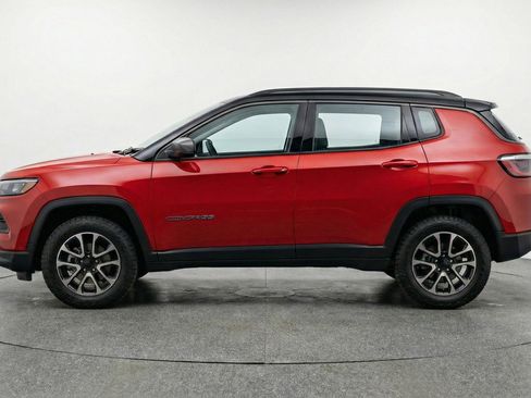 Used 2025 Jeep Compass Trailhawk AWD/4WD image 5