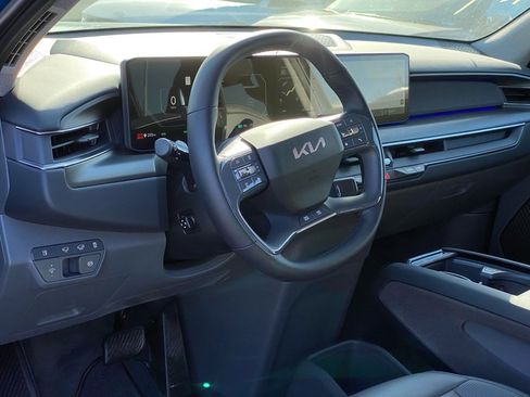 Used 2024 Kia EV9 Land image 7