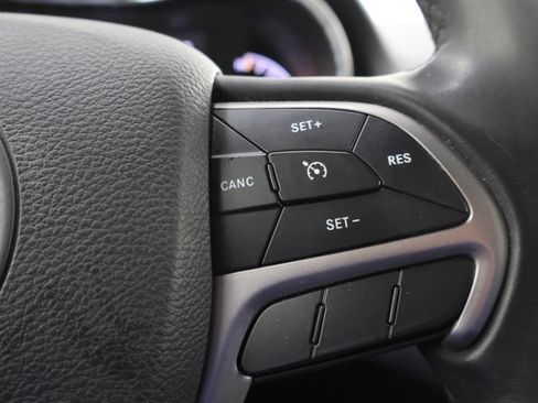 Used 2019 Jeep Grand Cherokee Laredo image 14