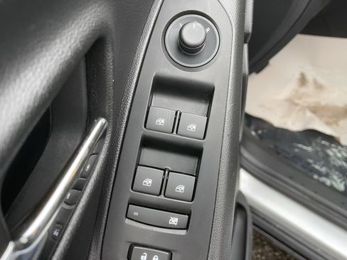 Used 2022 Chevrolet Trax LT w/ LT Convenience Package image 10