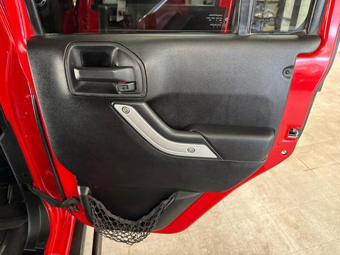 Used 2014 Jeep Wrangler Unlimited Rubicon w/ Connectivity Group AWD/4WD image 45