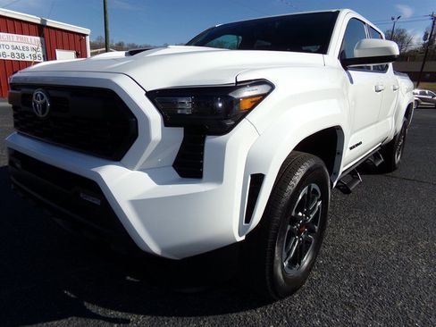 Used 2024 Toyota Tacoma TRD Sport AWD/4WD image 2