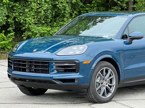 Certified 2024 Porsche Cayenne w/ Premium Package AWD/4WD image 11