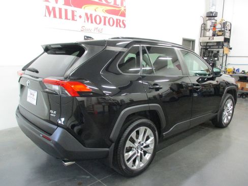 Used 2021 Toyota RAV4 XLE Premium image 7