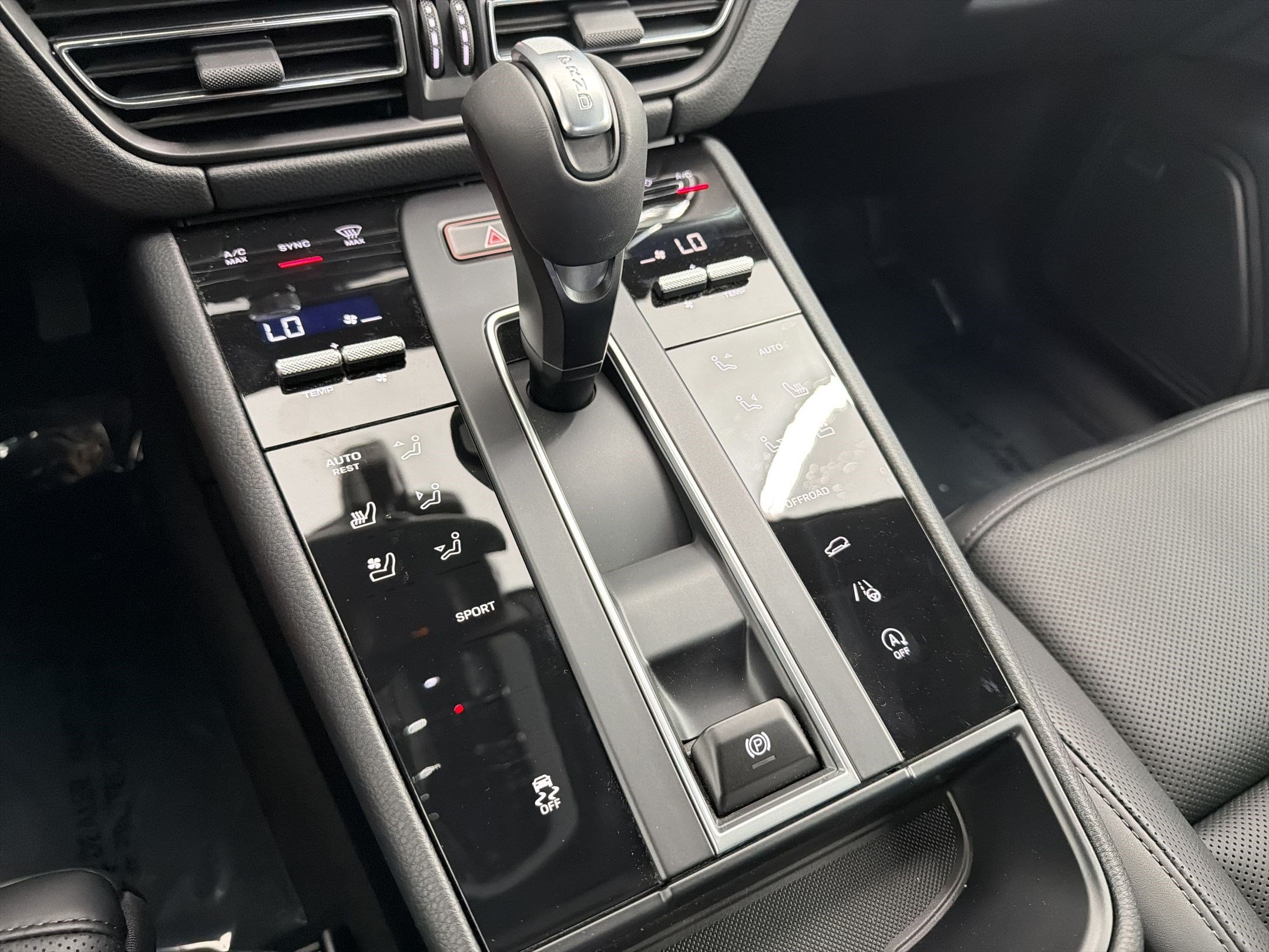 Used 2026 Porsche Macan AWD/4WD image 16
