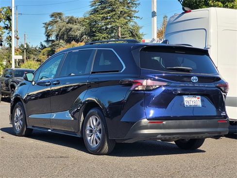 Certified 2023 Toyota Sienna XLE image 8