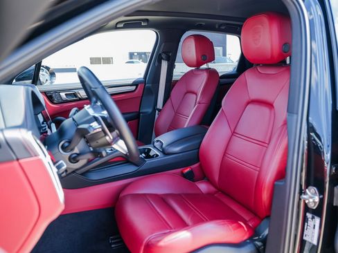 Certified 2023 Porsche Cayenne S Platinum image 5