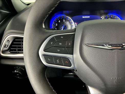 Used 2025 Chrysler Pacifica Select FWD image 10
