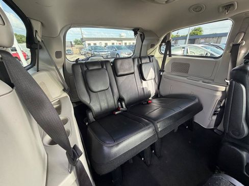 Used 2015 Chrysler Town & Country Touring FWD image 15