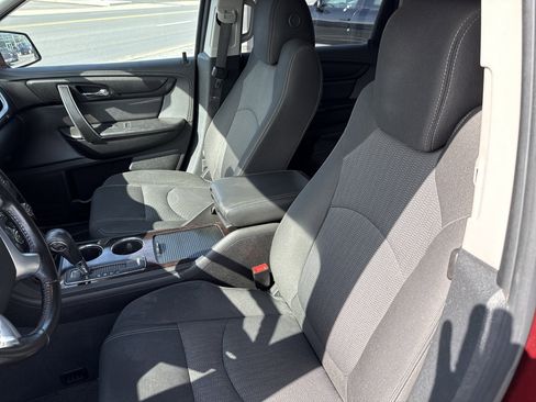 Used 2017 Chevrolet Traverse LT w/ Style and Technology Package image 12