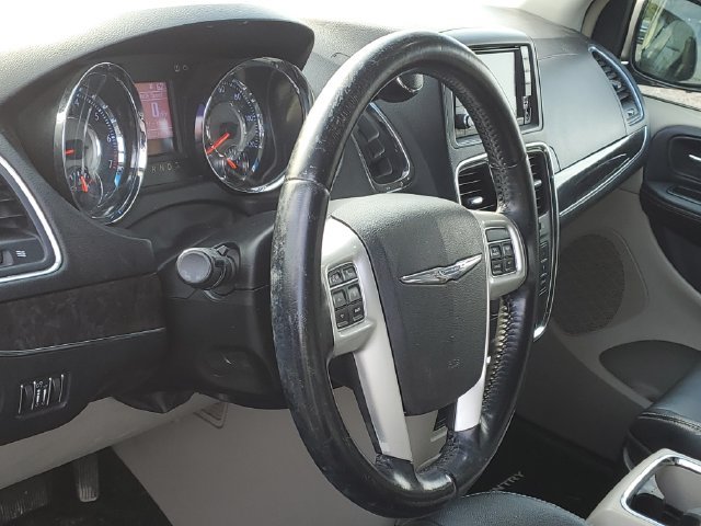 Used 2014 Chrysler Town & Country Touring FWD image 7