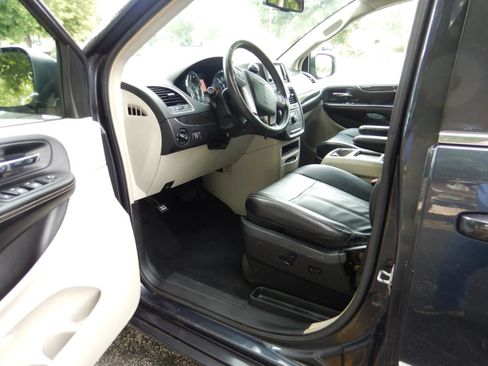 Used 2014 Chrysler Town & Country Touring FWD image 10