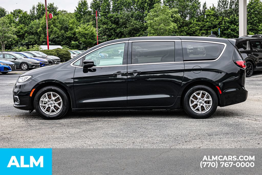 Used 2023 Chrysler Pacifica Touring-L FWD image 8