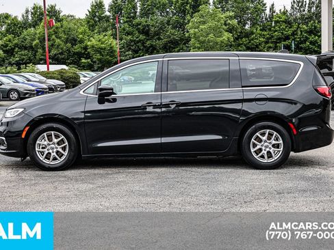 Used 2023 Chrysler Pacifica Touring-L FWD image 8