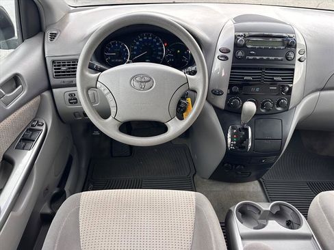 Used 2010 Toyota Sienna LE image 10