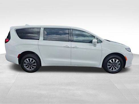 Used 2022 Chrysler Pacifica Touring-L FWD image 14