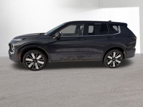 Used 2025 Mitsubishi Outlander SE image 4