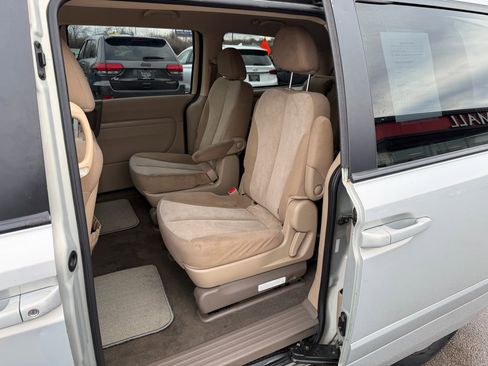 Used 2012 Kia Sedona LX image 16