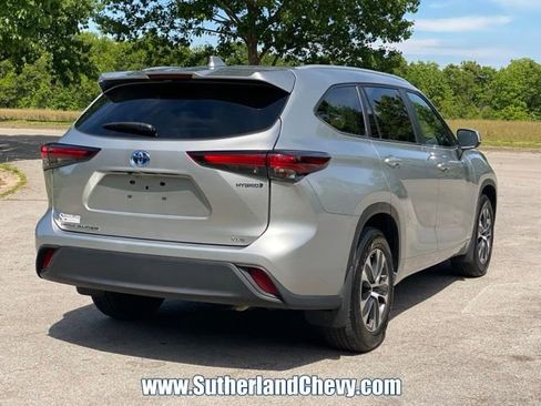 Used 2024 Toyota Highlander XLE AWD/4WD image 7