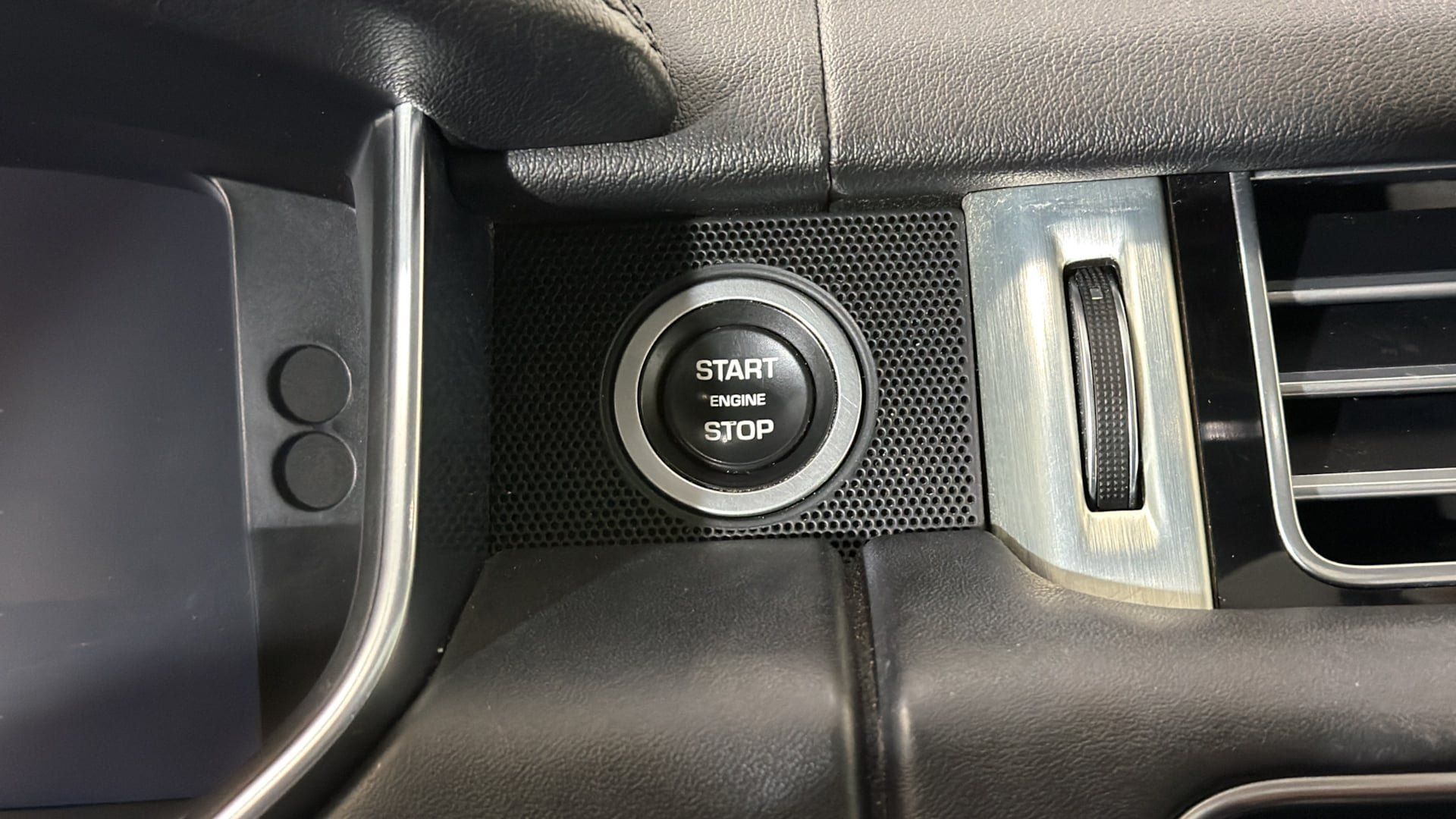 Used 2017 Land Rover Range Rover Supercharged AWD/4WD image 24