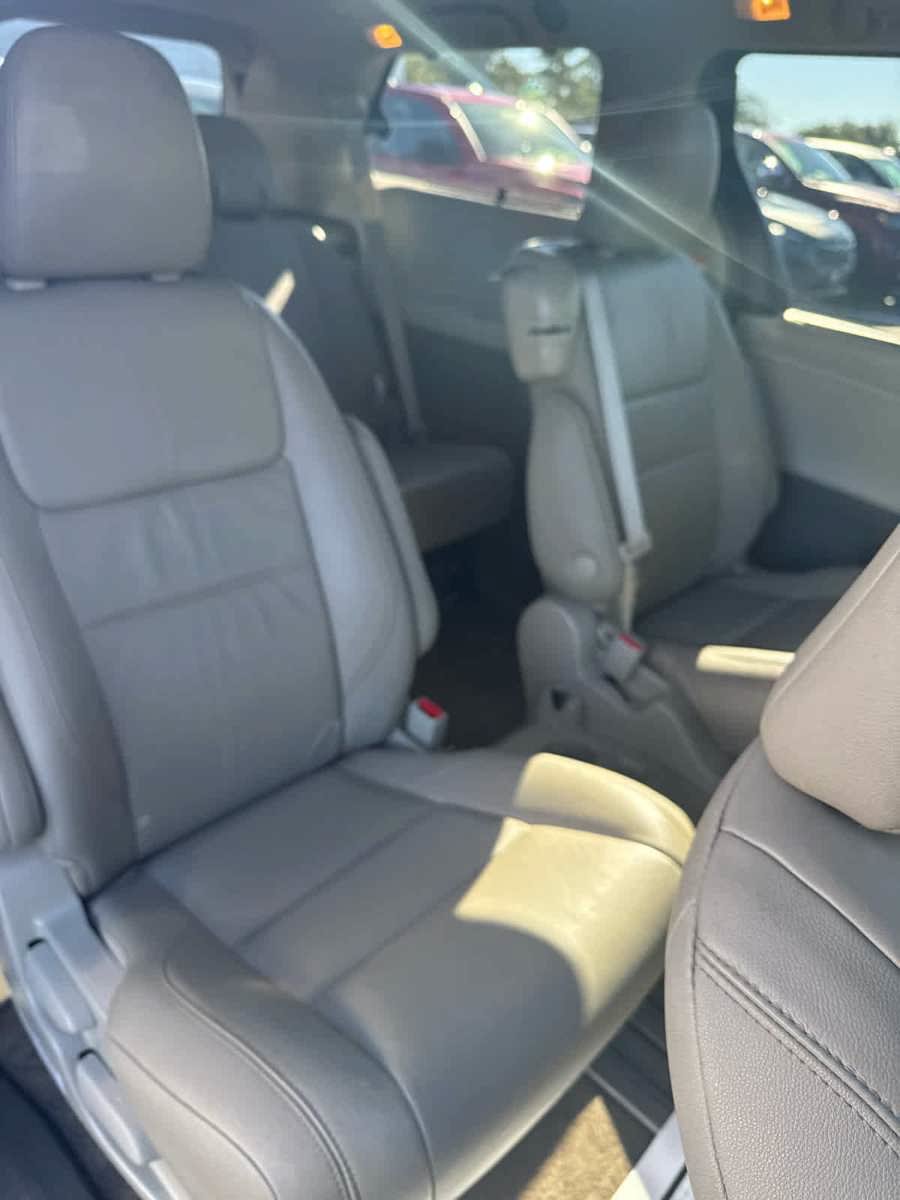 Used 2018 Toyota Sienna XLE w/ XLE Navigation Package FWD image 17