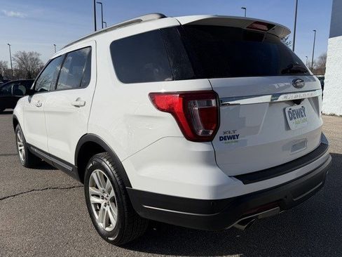 Used 2018 Ford Explorer XLT image 3