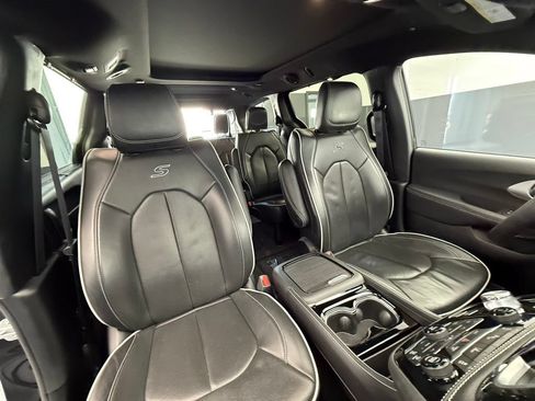 Used 2025 Chrysler Pacifica Limited FWD image 52