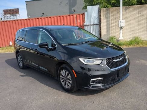 Used 2024 Chrysler Pacifica Limited FWD image 8