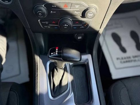Used 2019 Dodge Charger SXT RWD image 16