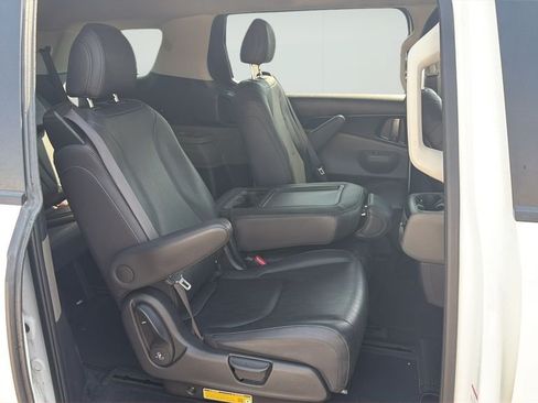 Used 2025 Kia Carnival FWD image 11