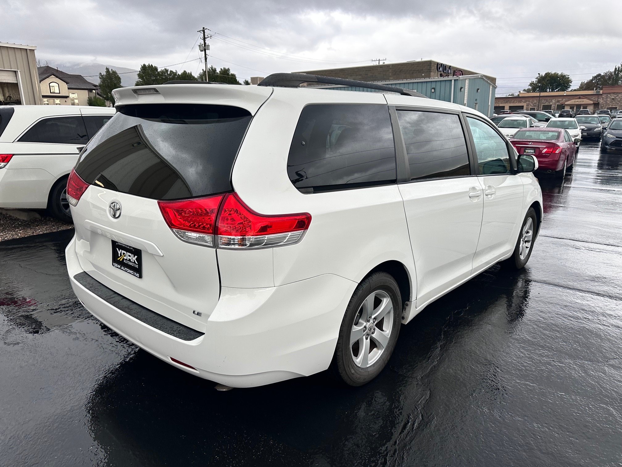 Used 2011 Toyota Sienna LE w/ Towing Pkg FWD image 3