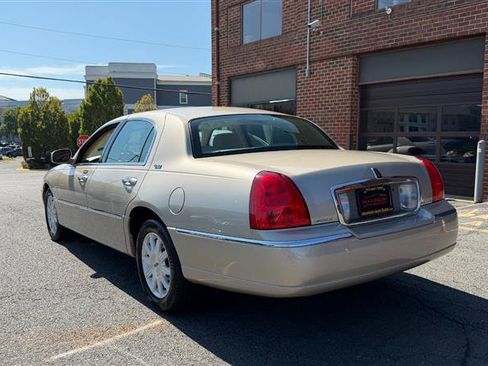 Used 2011 Lincoln Town Car Signature Limited RWD image 11