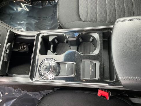 Used 2020 Ford Edge SE image 16