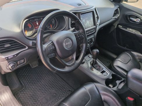 Used 2019 Jeep Cherokee Trailhawk w/ Cold Weather Group image 10