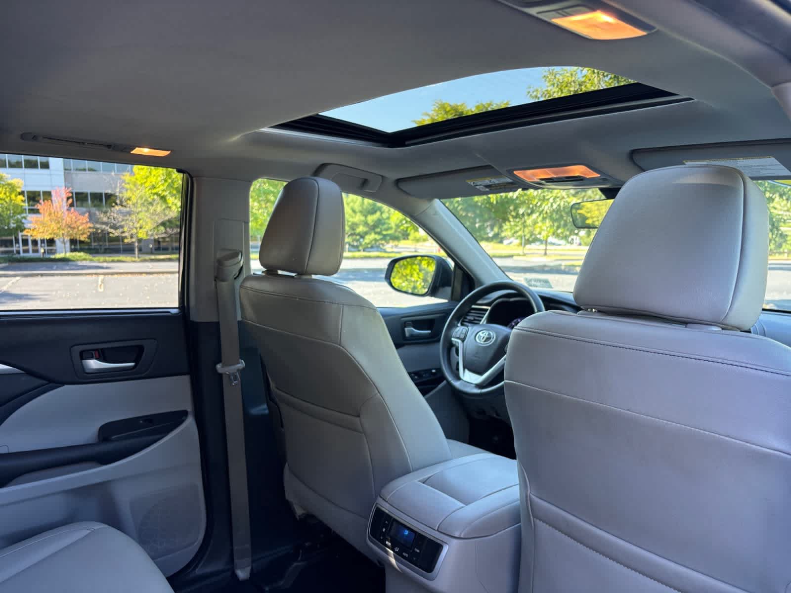 Used 2019 Toyota Highlander XLE AWD/4WD image 23