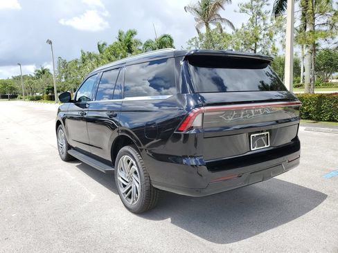 New 2026 Lincoln Navigator Premiere AWD/4WD image 3