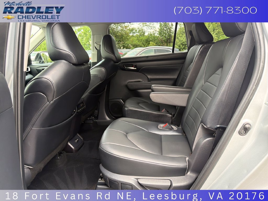 Used 2020 Toyota Highlander XLE AWD/4WD image 12
