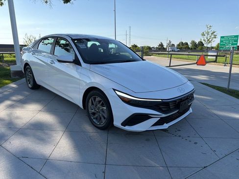 Certified 2024 Hyundai Elantra SEL FWD image 2