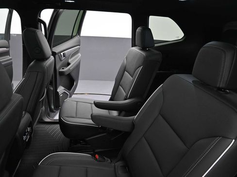 Used 2025 Buick Enclave Preferred w/ Power Package image 23