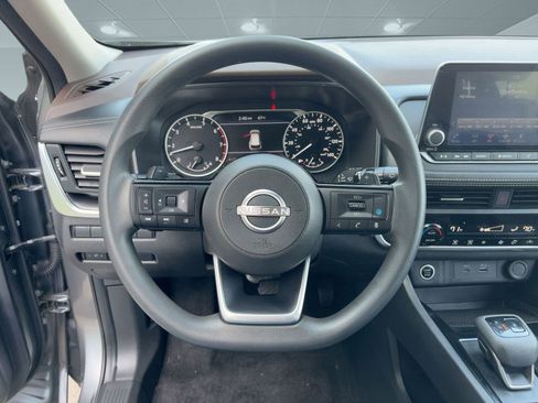 Used 2023 Nissan Rogue SV image 17