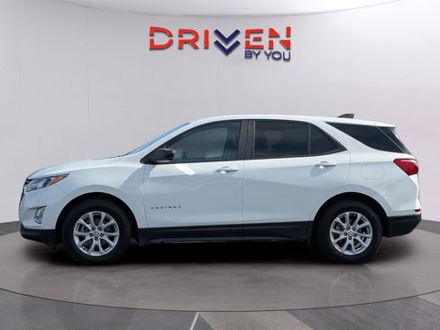 Used 2021 Chevrolet Equinox LS w/ LS Convenience Package image 2