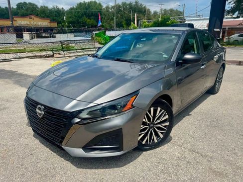 Used 2025 Nissan Altima 2.5 SV FWD image 2