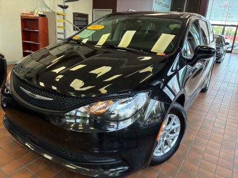 Used 2022 Chrysler Voyager LX FWD image 7