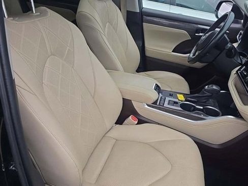 Used 2021 Toyota Highlander Platinum image 7